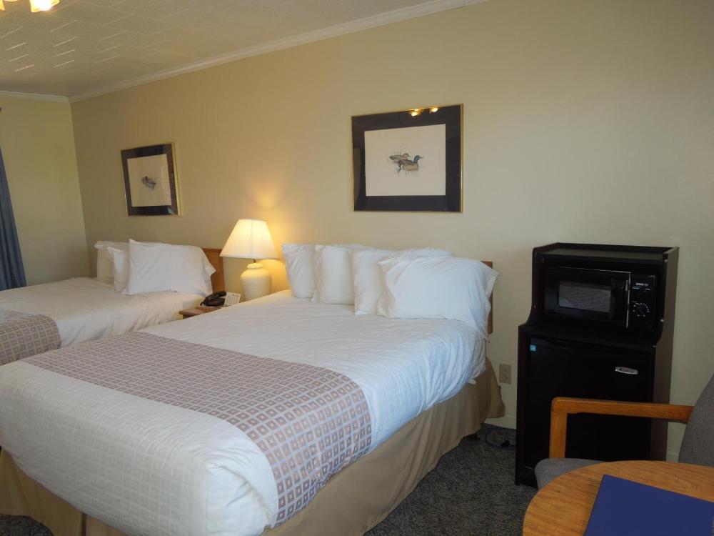 Queen Room with Two Queen Beds - Waterfront interior